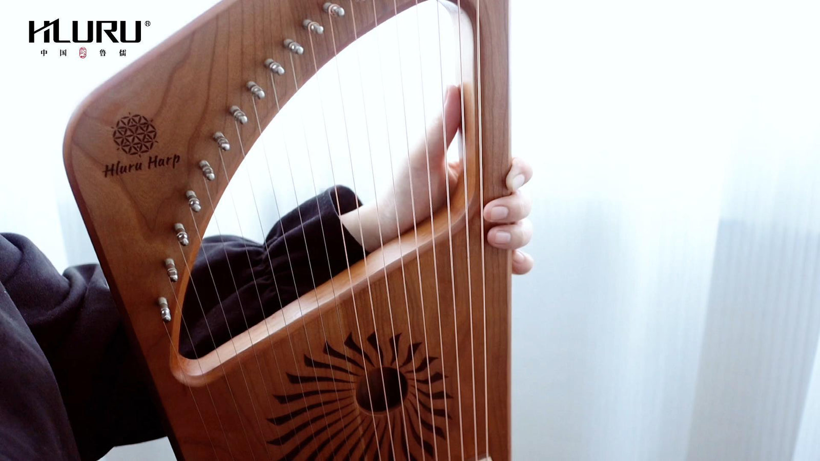 Hluru Lyre Harp: Gentle Swaying for Relaxation